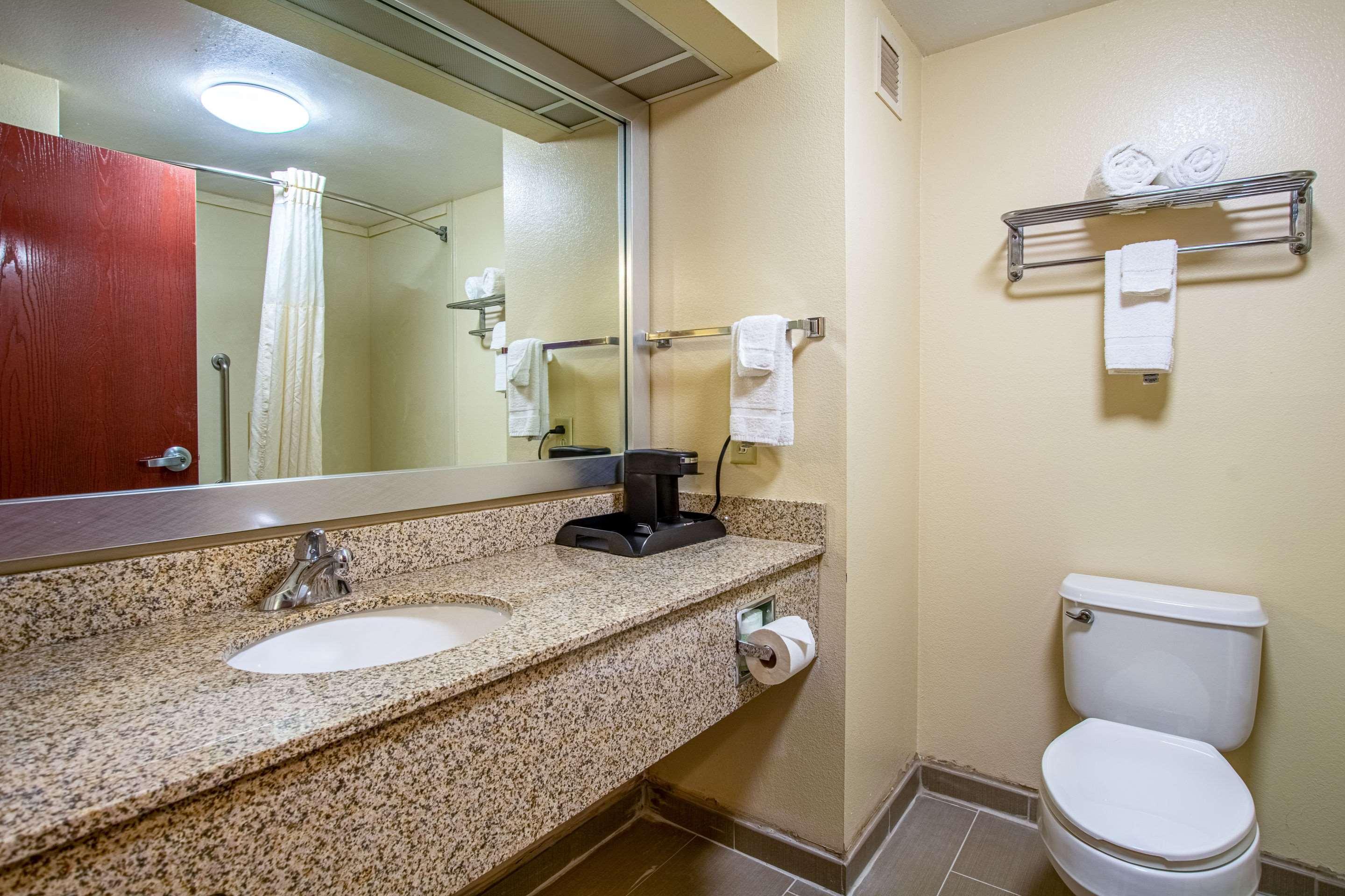 Quality Inn & Suites Sellersburg Exterior foto