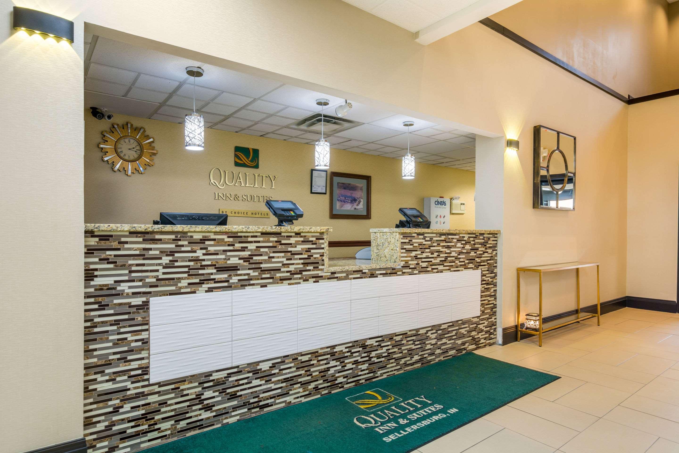 Quality Inn & Suites Sellersburg Exterior foto